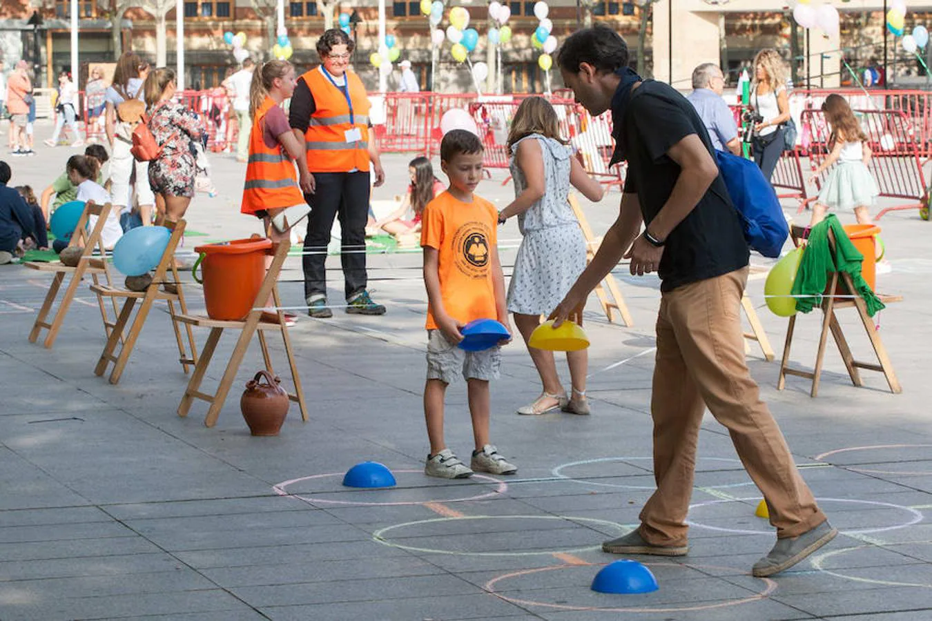 Entretenida y diferente manera de pasar el rato con juegos de los abuelos con juguetes sin chip, pero con mucho de contacto personal y de socialización y de coordinación y de habilidad y de puntería y de respeto al contrincante...