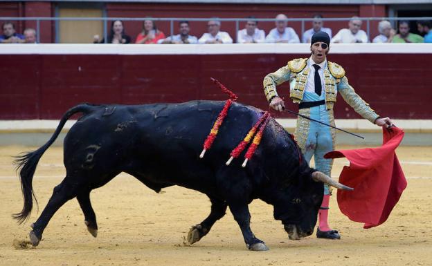 Pase con la izquierda de Juan José Padilla. 