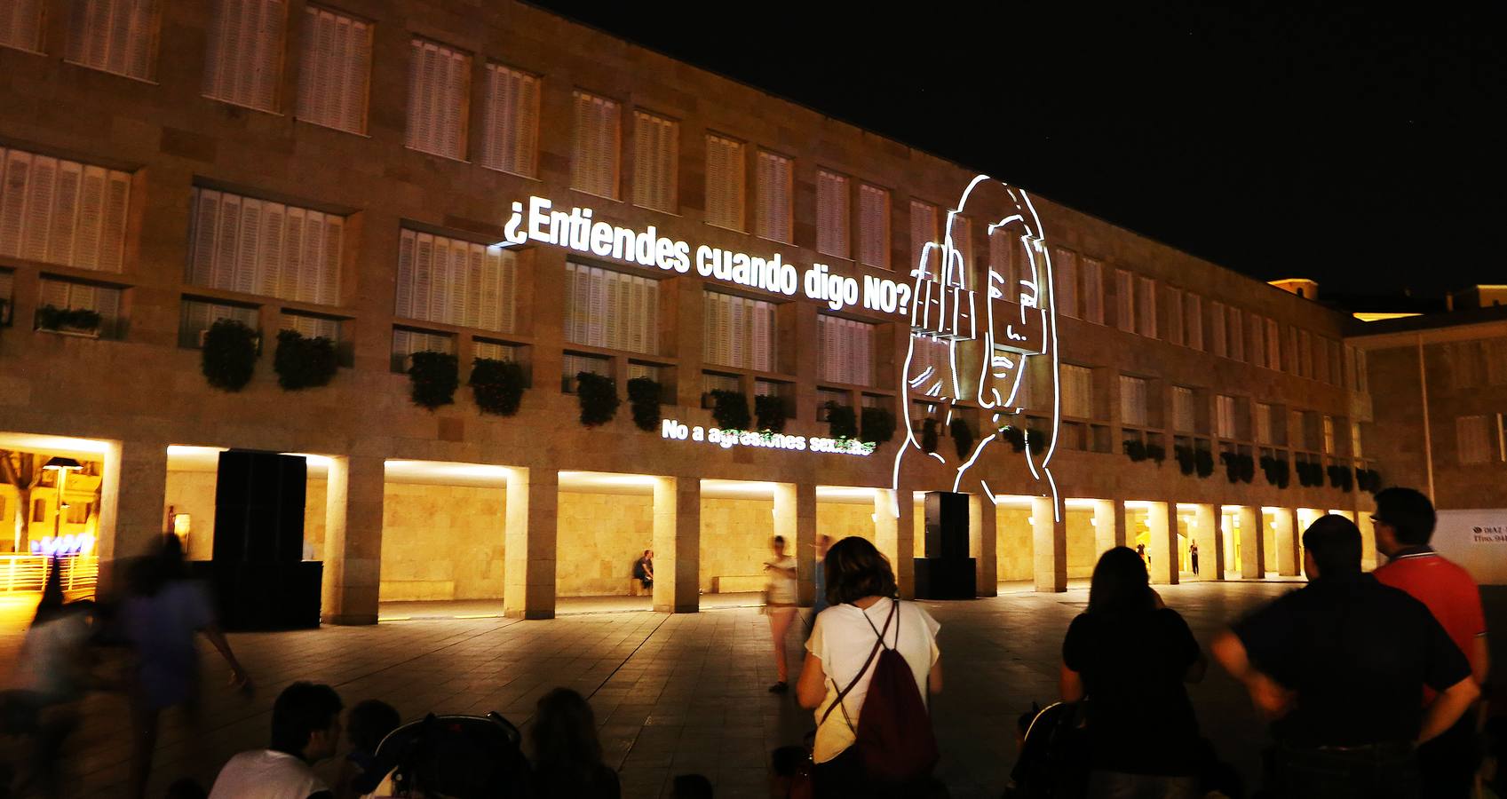 Dibujos, banderas, mensajes... se proyectaron ante la atenta mirada de numeroso público