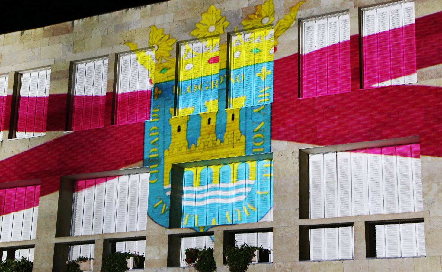 Dibujos, banderas, mensajes... se proyectaron ante la atenta mirada de numeroso público