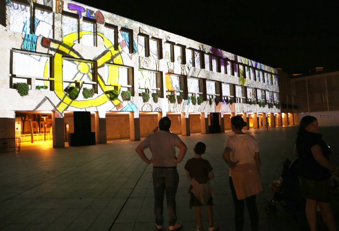 Dibujos, banderas, mensajes... se proyectaron ante la atenta mirada de numeroso público