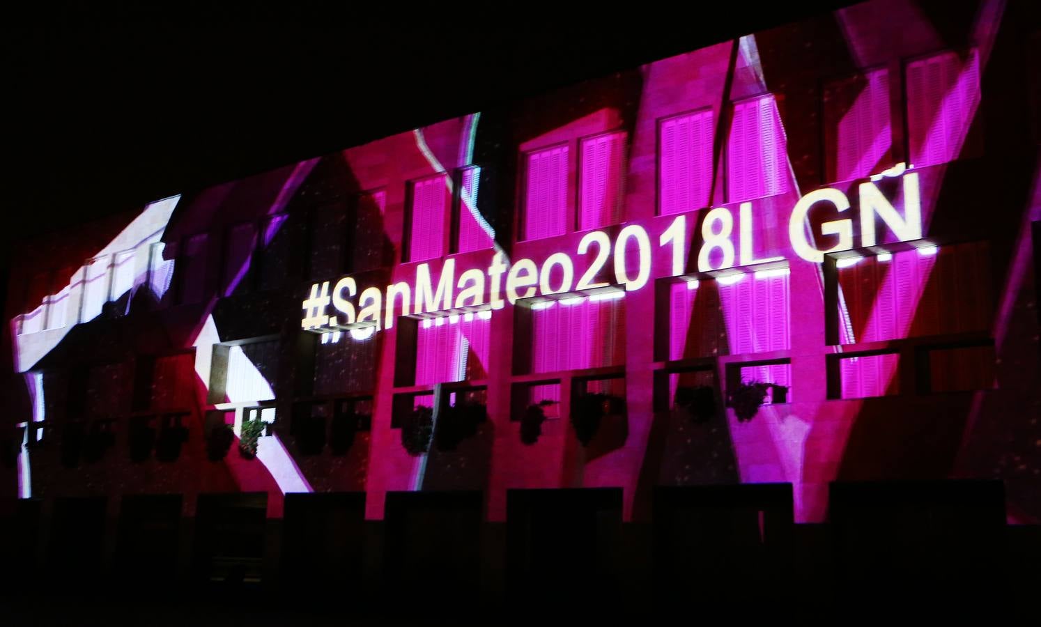 Dibujos, banderas, mensajes... se proyectaron ante la atenta mirada de numeroso público