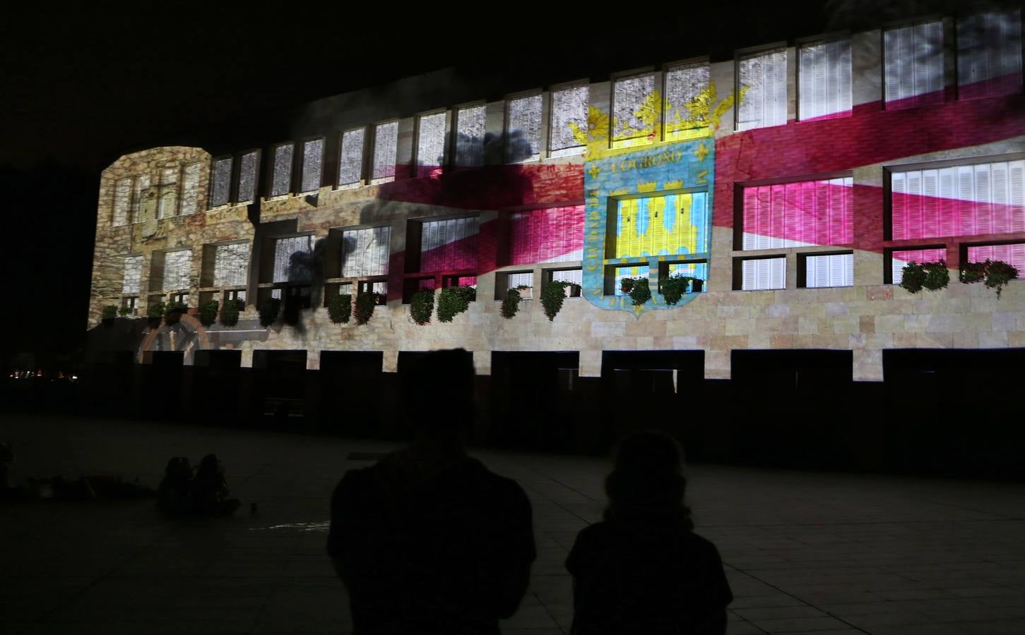 Dibujos, banderas, mensajes... se proyectaron ante la atenta mirada de numeroso público