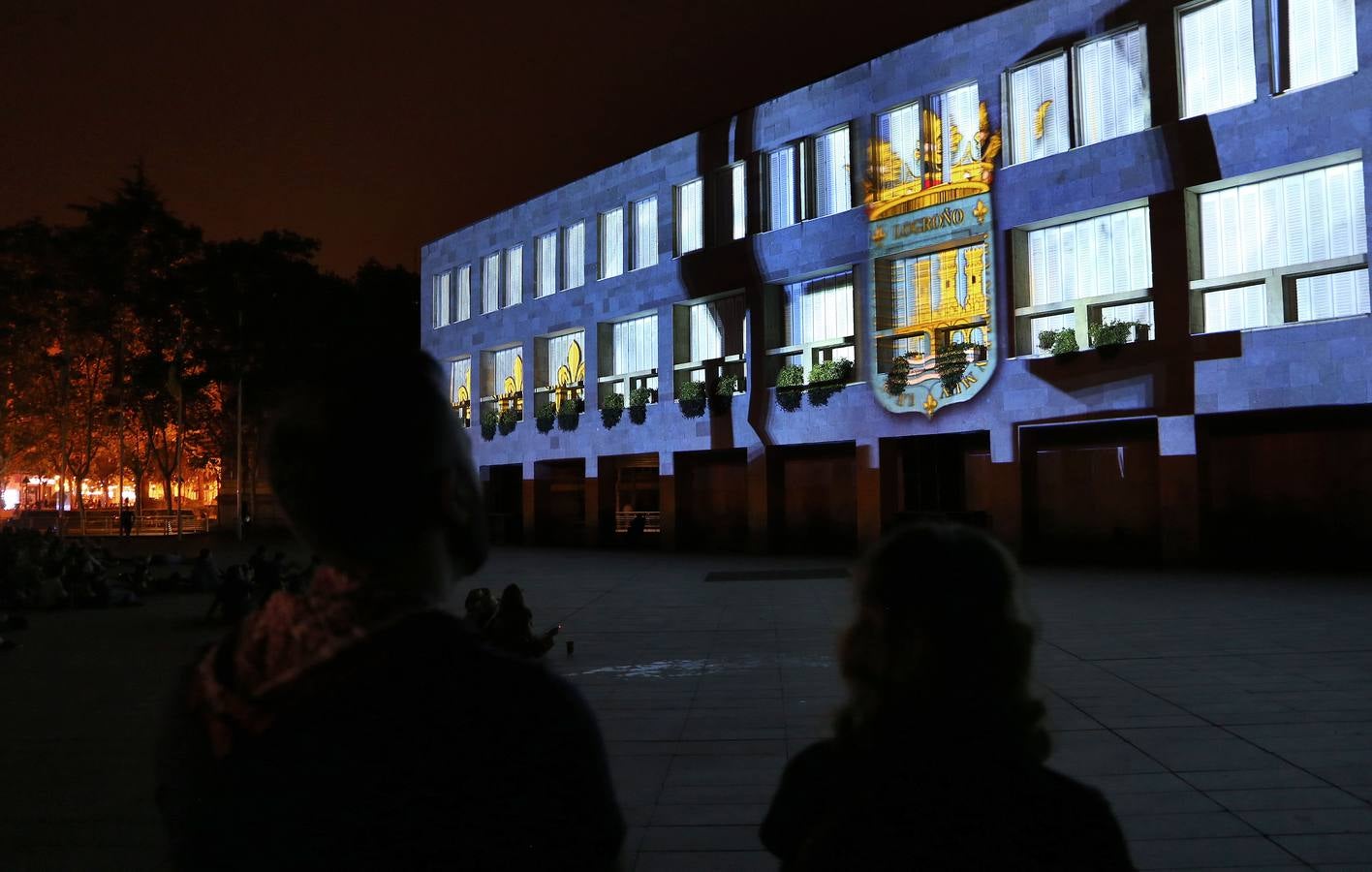 Dibujos, banderas, mensajes... se proyectaron ante la atenta mirada de numeroso público