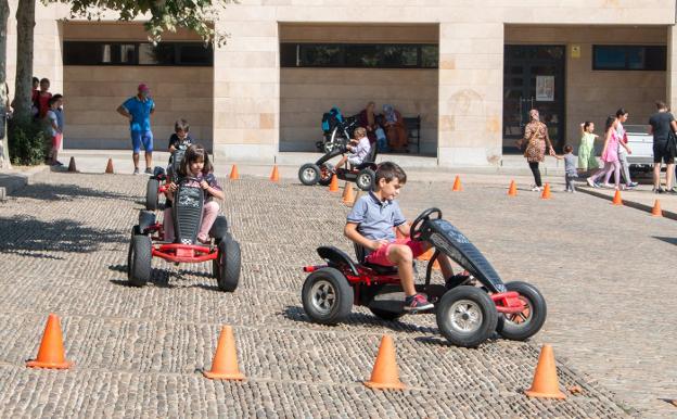 Pedaleando en los karts del parque infantil. :: albo