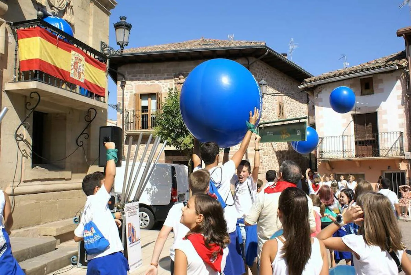 Baños de Río Tobía también celebra San Mateo. El fogonazo y el estruendo final del cohete ha resonado en el cielo de la localidad chacinera, donde la fiesta no ha hecho más que empezar. ¡A disfrutar!