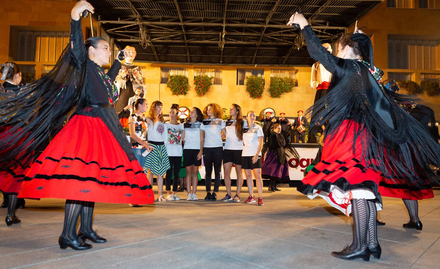 Este es uno de los actos populares de las fiestas de San Mateo, en el que se busca que diferentes personalidades riojanas protagonicen un acto similar al institucional que se desarrolla el 21 de septiembre 
