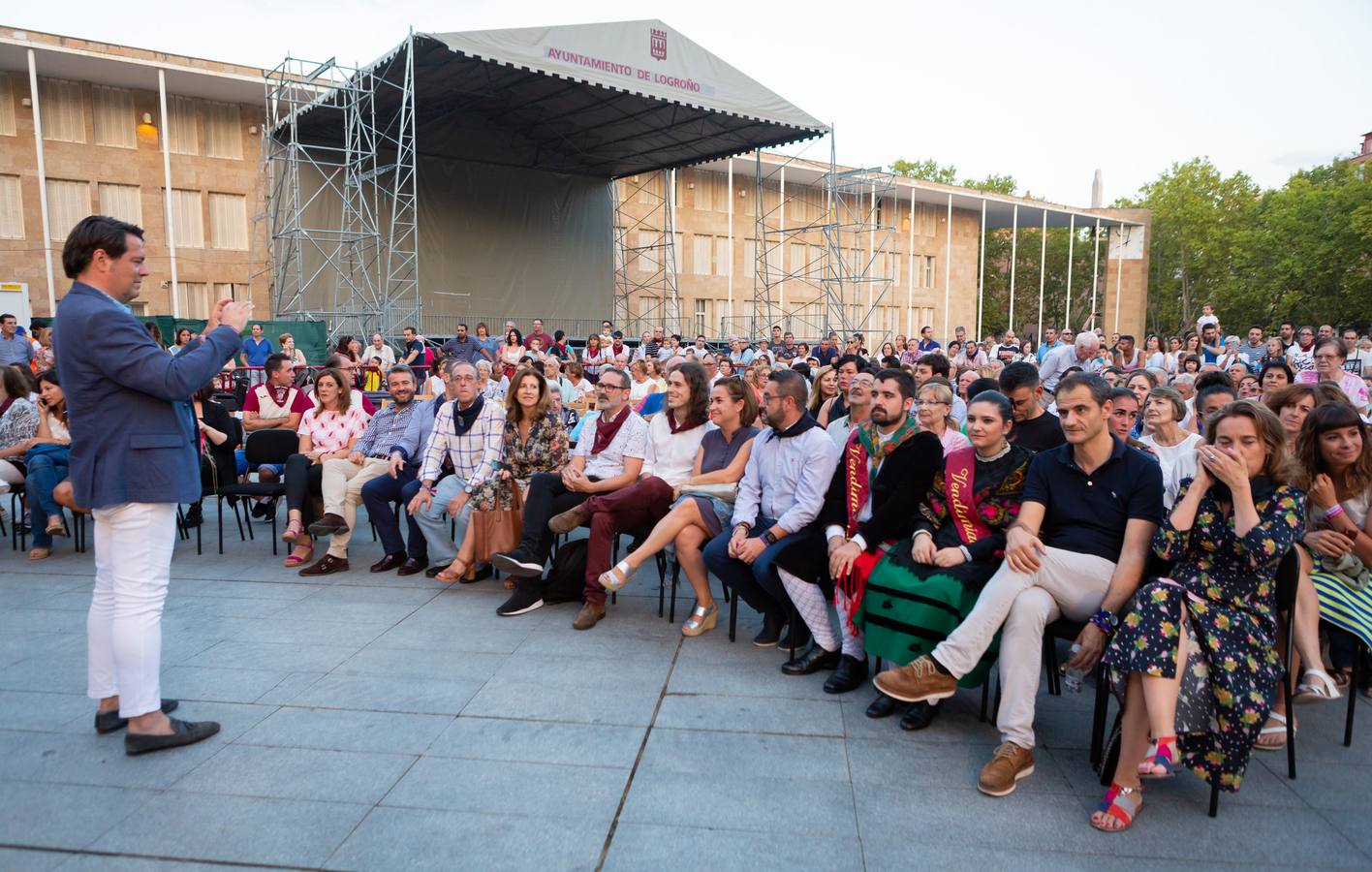 Este es uno de los actos populares de las fiestas de San Mateo, en el que se busca que diferentes personalidades riojanas protagonicen un acto similar al institucional que se desarrolla el 21 de septiembre 