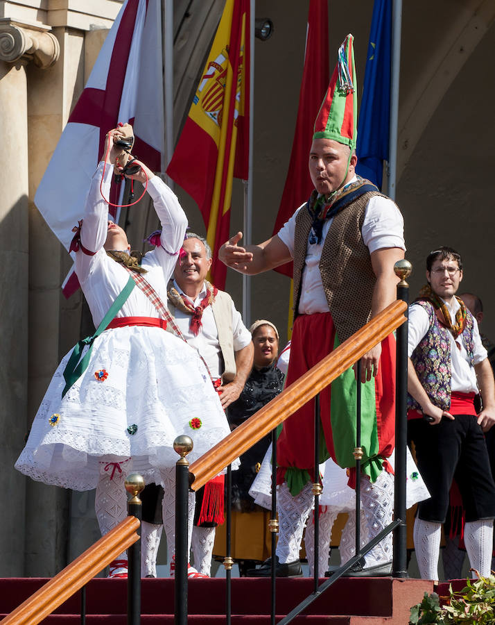 Dïa de San Mateo. Día grande en la ciudad con la ofrenda del primer mosto. El pisado y la posterior ofrenda del primer caldo a la virgen de Valvanera ocupó la mañana más institucional en El Espolón.