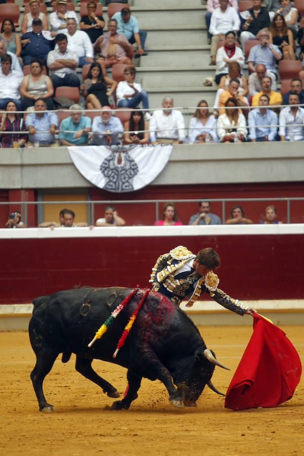 Se cumplió la máxima. Todos esperaban más de la corrida de toros de este viernes en La Ribera. El mano a mano entre El Juli y Diego Urdiales acabó con dos orejas que no contentaron a un personal deseoso, una vez más, de ver faena.