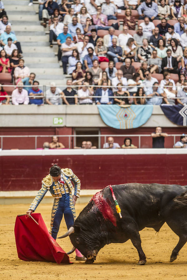 Se cumplió la máxima. Todos esperaban más de la corrida de toros de este viernes en La Ribera. El mano a mano entre El Juli y Diego Urdiales acabó con dos orejas que no contentaron a un personal deseoso, una vez más, de ver faena.