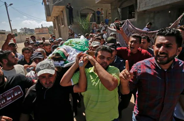 Un grupo de palestinos porta el cadáver de Mumin Abú Ayeda, un joven de 15 años muerto ayer durante las protestas en la frontera de Gaza. 