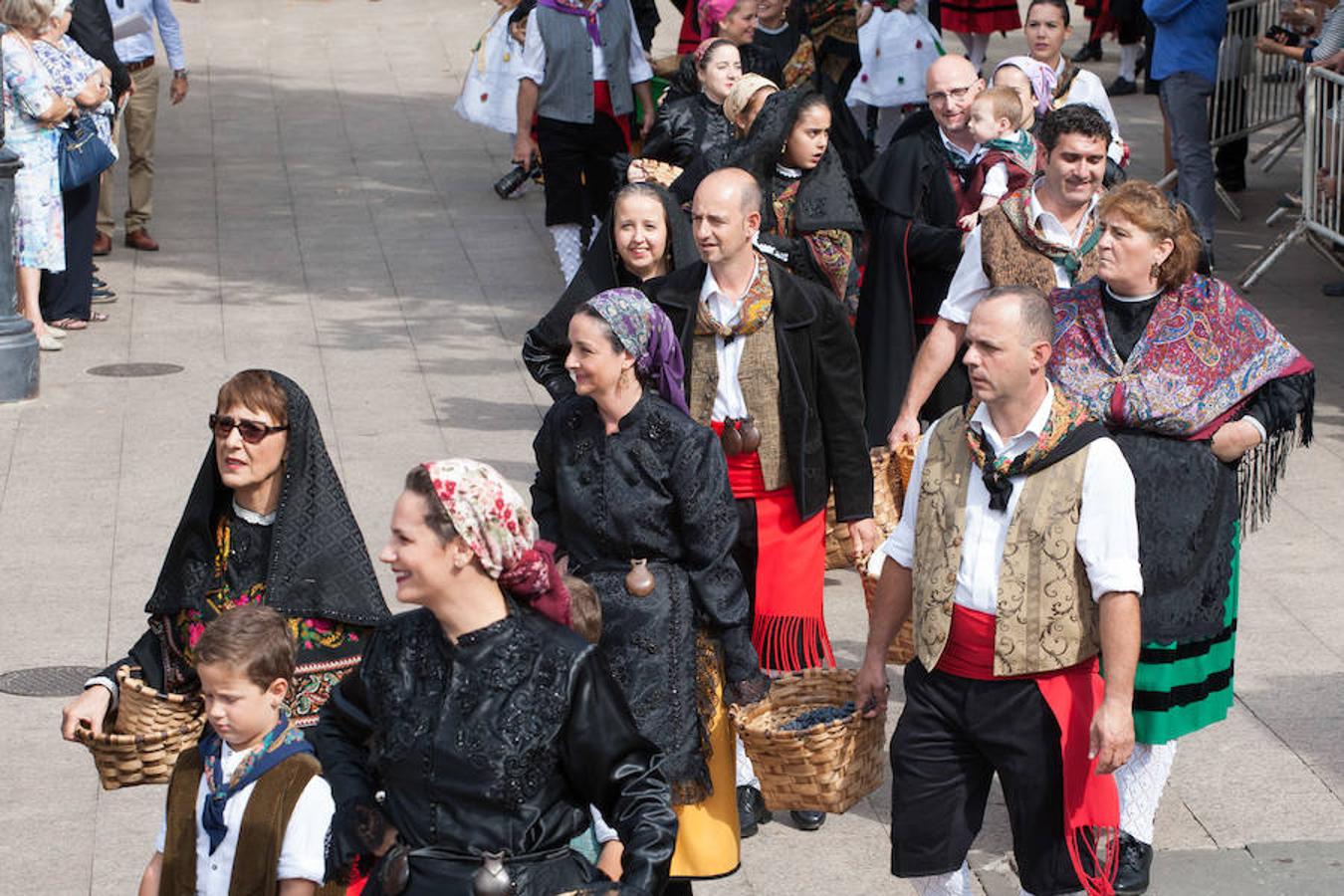 Dïa de San Mateo. Día grande en la ciudad con la ofrenda del primer mosto. El pisado y la posterior ofrenda del primer caldo a la virgen de Valvanera ocupó la mañana más institucional en El Espolón.