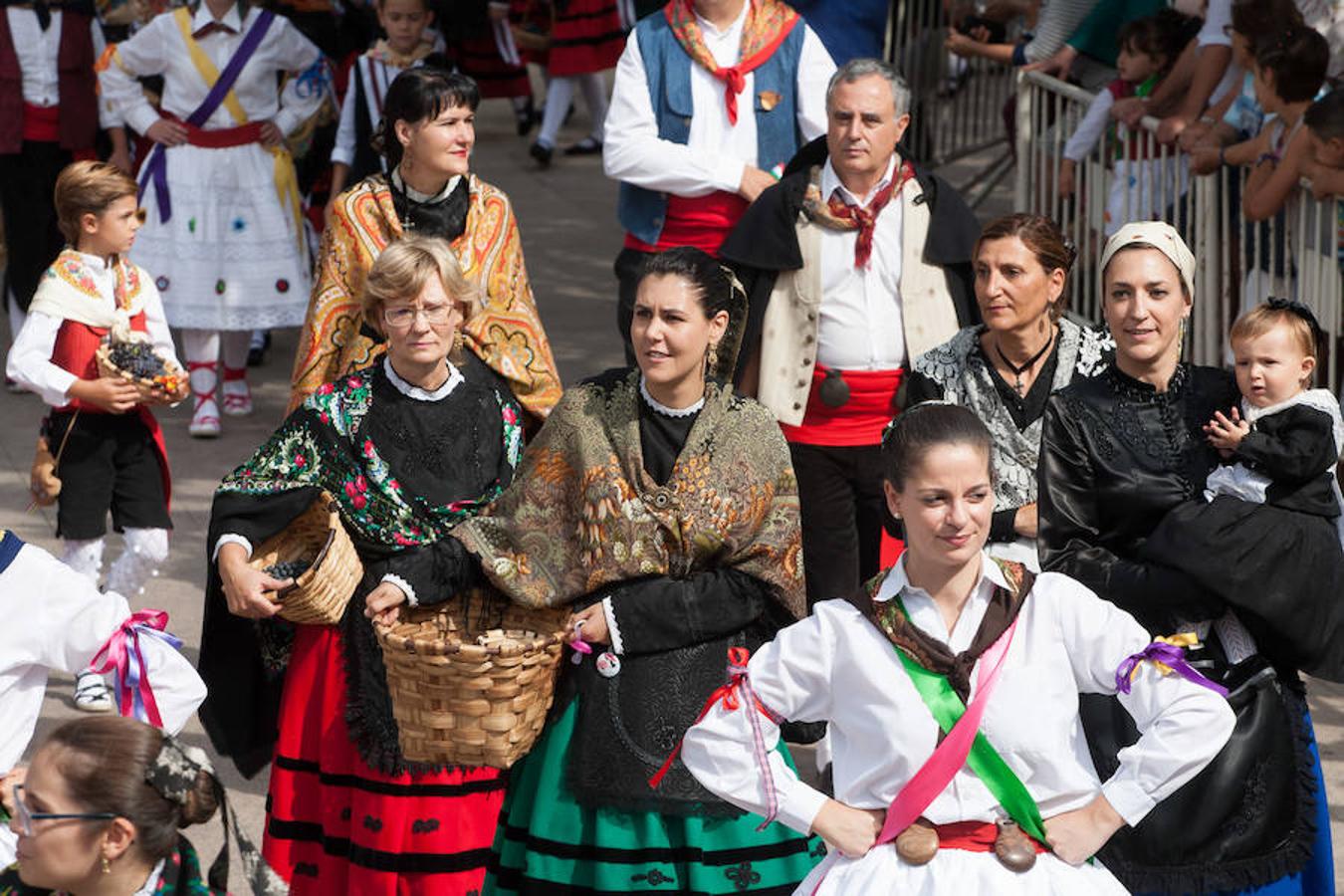 Dïa de San Mateo. Día grande en la ciudad con la ofrenda del primer mosto. El pisado y la posterior ofrenda del primer caldo a la virgen de Valvanera ocupó la mañana más institucional en El Espolón.