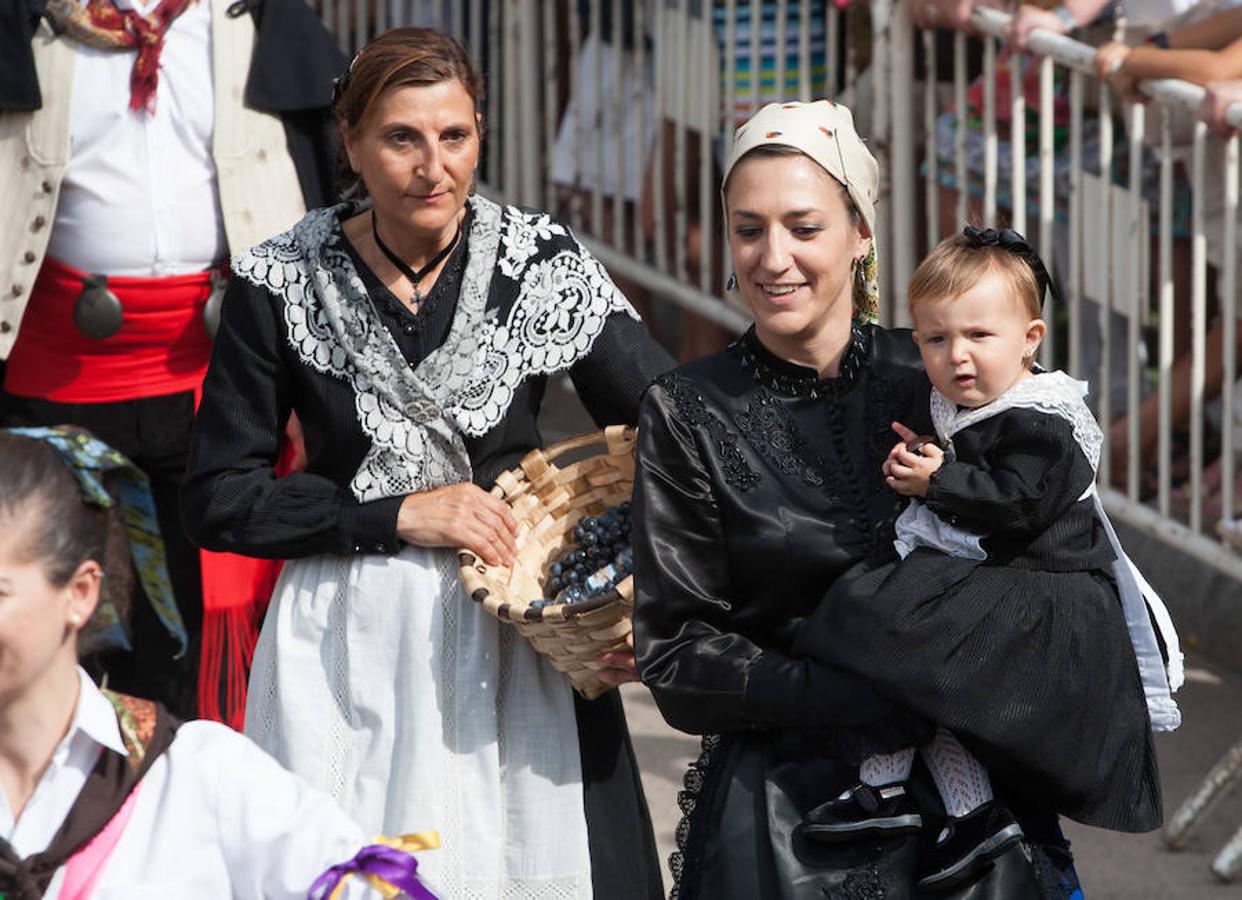 Dïa de San Mateo. Día grande en la ciudad con la ofrenda del primer mosto. El pisado y la posterior ofrenda del primer caldo a la virgen de Valvanera ocupó la mañana más institucional en El Espolón.