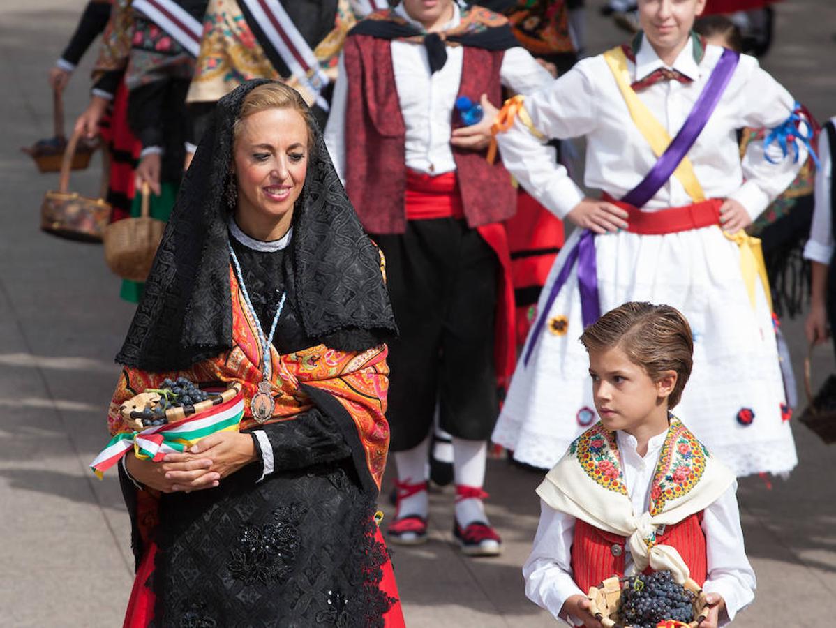 Dïa de San Mateo. Día grande en la ciudad con la ofrenda del primer mosto. El pisado y la posterior ofrenda del primer caldo a la virgen de Valvanera ocupó la mañana más institucional en El Espolón.