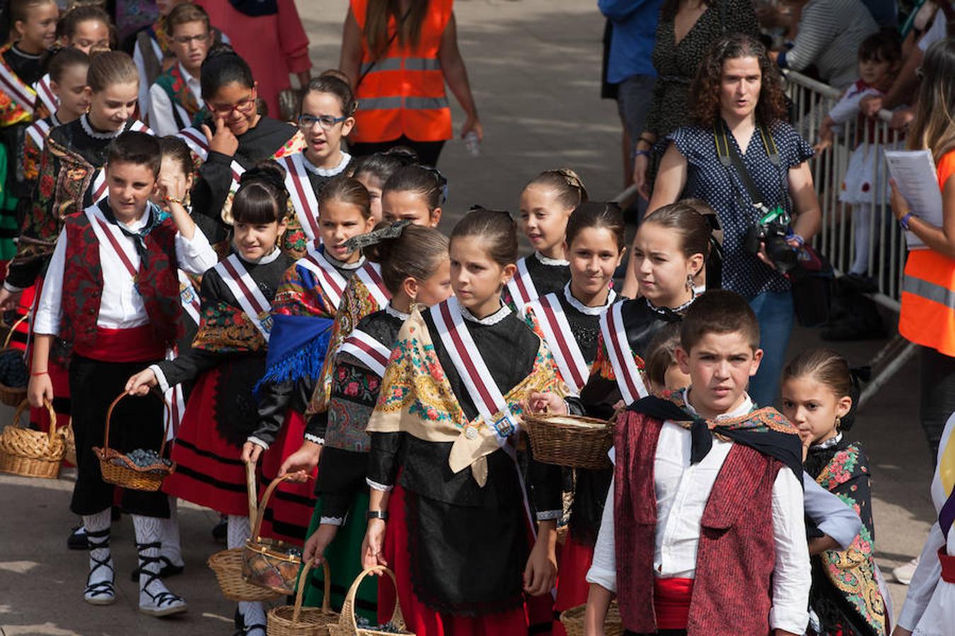 Dïa de San Mateo. Día grande en la ciudad con la ofrenda del primer mosto. El pisado y la posterior ofrenda del primer caldo a la virgen de Valvanera ocupó la mañana más institucional en El Espolón.