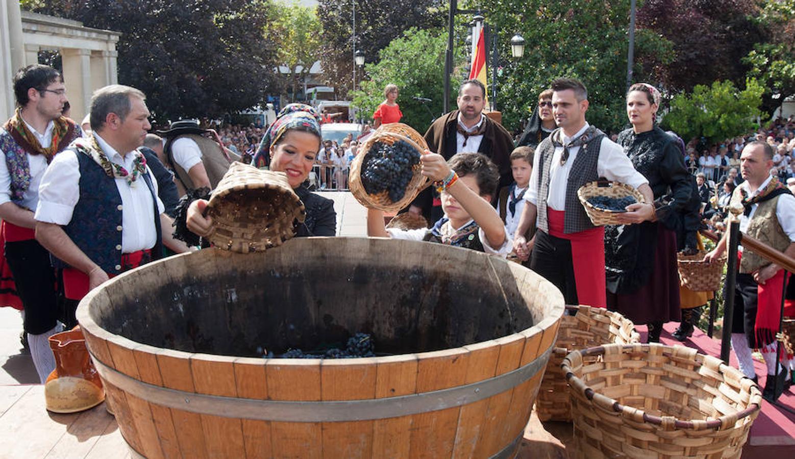 Dïa de San Mateo. Día grande en la ciudad con la ofrenda del primer mosto. El pisado y la posterior ofrenda del primer caldo a la virgen de Valvanera ocupó la mañana más institucional en El Espolón.