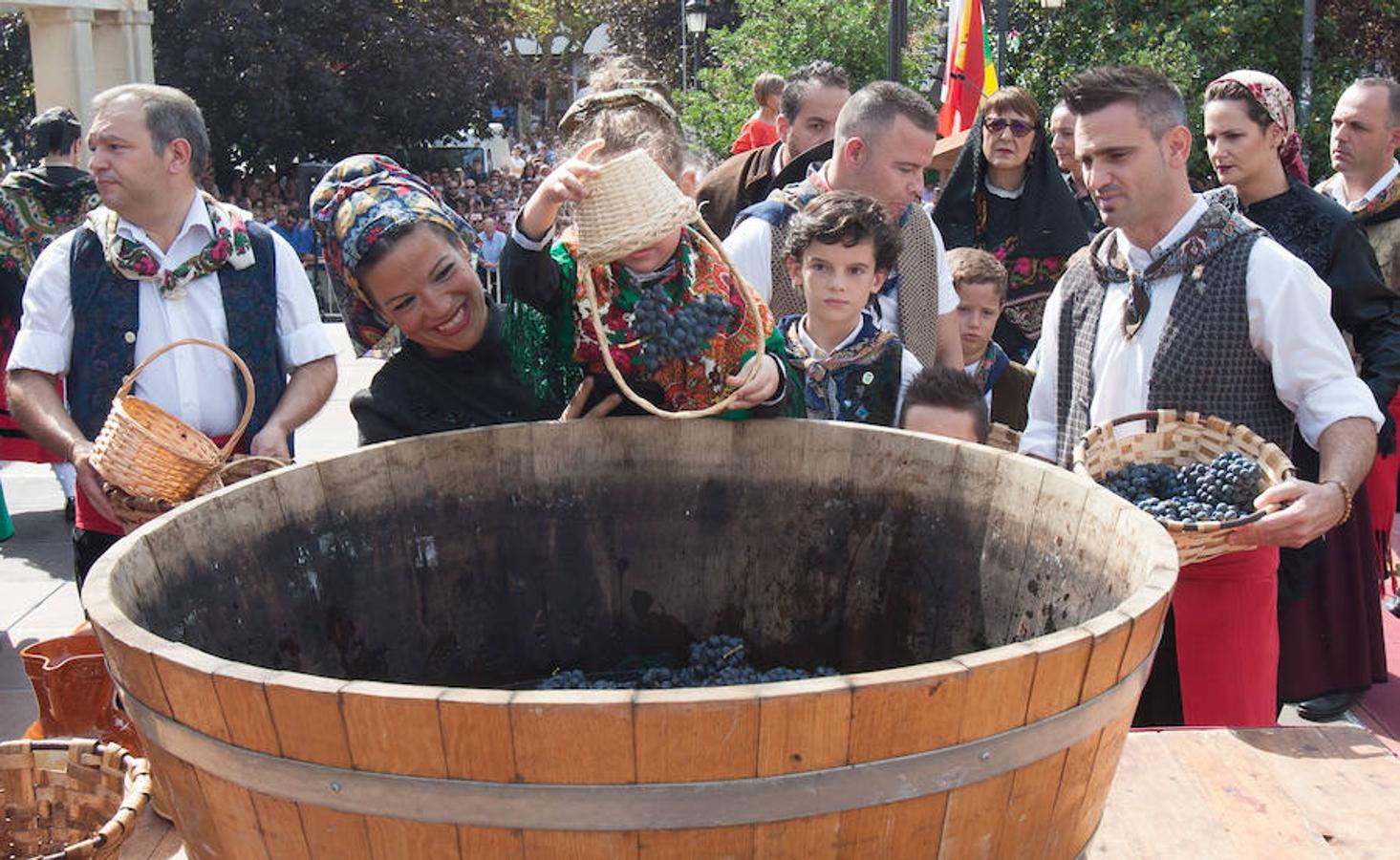 Dïa de San Mateo. Día grande en la ciudad con la ofrenda del primer mosto. El pisado y la posterior ofrenda del primer caldo a la virgen de Valvanera ocupó la mañana más institucional en El Espolón.