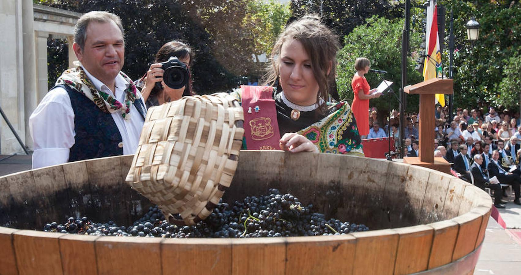 Dïa de San Mateo. Día grande en la ciudad con la ofrenda del primer mosto. El pisado y la posterior ofrenda del primer caldo a la virgen de Valvanera ocupó la mañana más institucional en El Espolón.