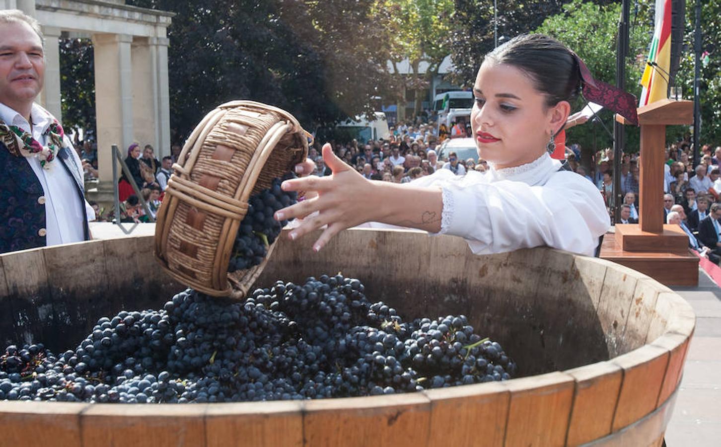 Dïa de San Mateo. Día grande en la ciudad con la ofrenda del primer mosto. El pisado y la posterior ofrenda del primer caldo a la virgen de Valvanera ocupó la mañana más institucional en El Espolón.