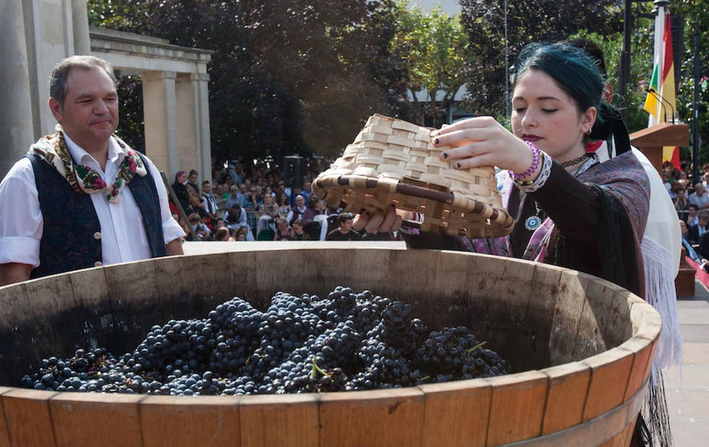 Dïa de San Mateo. Día grande en la ciudad con la ofrenda del primer mosto. El pisado y la posterior ofrenda del primer caldo a la virgen de Valvanera ocupó la mañana más institucional en El Espolón.