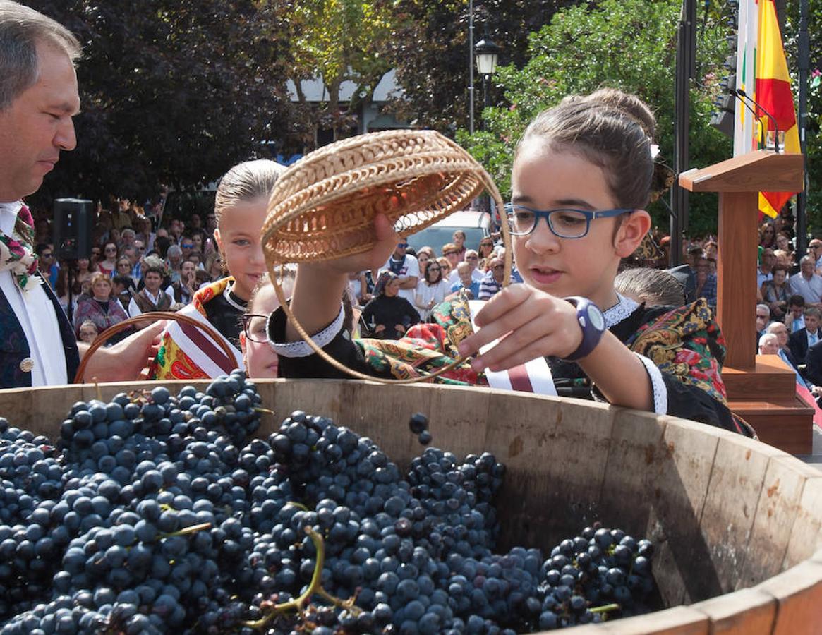 Dïa de San Mateo. Día grande en la ciudad con la ofrenda del primer mosto. El pisado y la posterior ofrenda del primer caldo a la virgen de Valvanera ocupó la mañana más institucional en El Espolón.