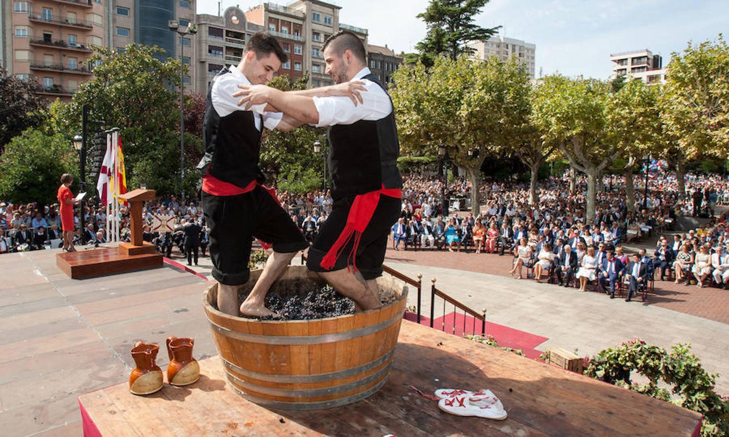 Dïa de San Mateo. Día grande en la ciudad con la ofrenda del primer mosto. El pisado y la posterior ofrenda del primer caldo a la virgen de Valvanera ocupó la mañana más institucional en El Espolón.