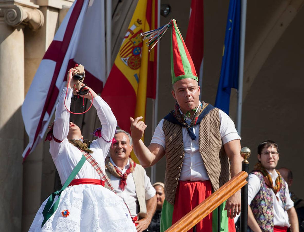 Dïa de San Mateo. Día grande en la ciudad con la ofrenda del primer mosto. El pisado y la posterior ofrenda del primer caldo a la virgen de Valvanera ocupó la mañana más institucional en El Espolón.