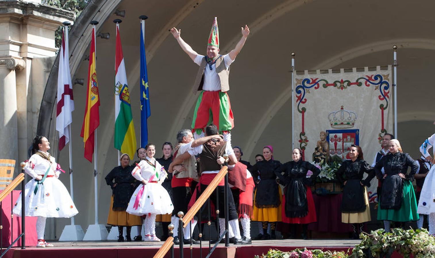 Dïa de San Mateo. Día grande en la ciudad con la ofrenda del primer mosto. El pisado y la posterior ofrenda del primer caldo a la virgen de Valvanera ocupó la mañana más institucional en El Espolón.