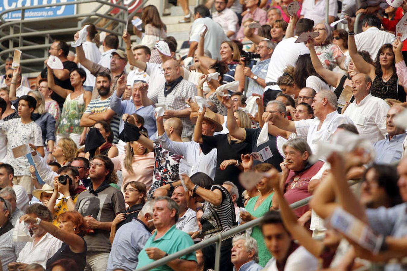 Se cumplió la máxima. Todos esperaban más de la corrida de toros de este viernes en La Ribera. El mano a mano entre El Juli y Diego Urdiales acabó con dos orejas que no contentaron a un personal deseoso, una vez más, de ver faena.