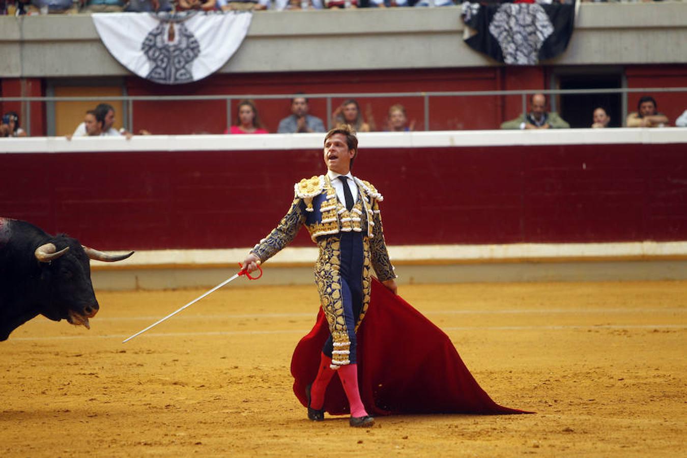 Se cumplió la máxima. Todos esperaban más de la corrida de toros de este viernes en La Ribera. El mano a mano entre El Juli y Diego Urdiales acabó con dos orejas que no contentaron a un personal deseoso, una vez más, de ver faena.