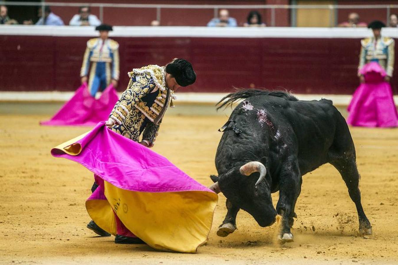 Se cumplió la máxima. Todos esperaban más de la corrida de toros de este viernes en La Ribera. El mano a mano entre El Juli y Diego Urdiales acabó con dos orejas que no contentaron a un personal deseoso, una vez más, de ver faena.