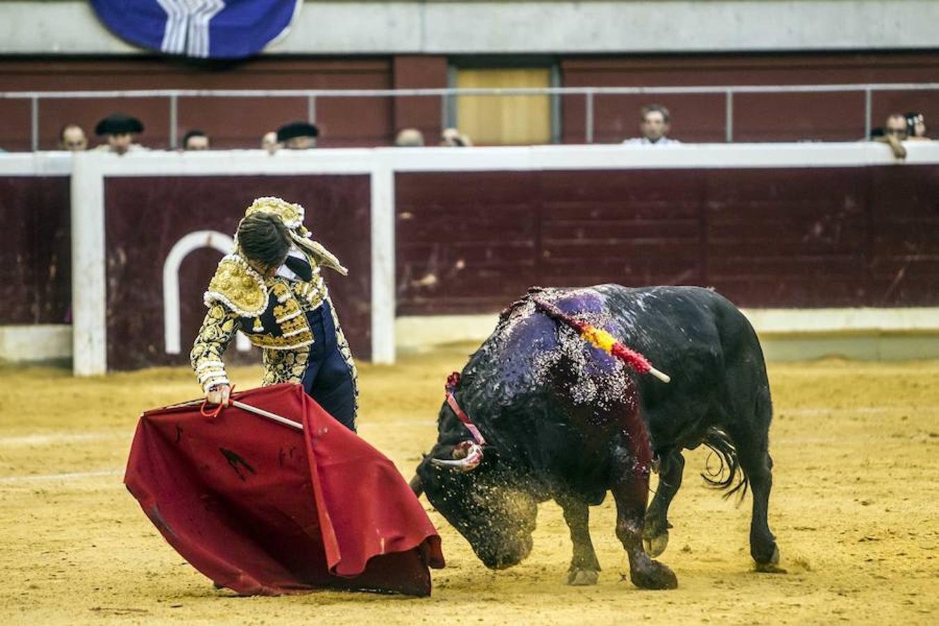 Se cumplió la máxima. Todos esperaban más de la corrida de toros de este viernes en La Ribera. El mano a mano entre El Juli y Diego Urdiales acabó con dos orejas que no contentaron a un personal deseoso, una vez más, de ver faena.