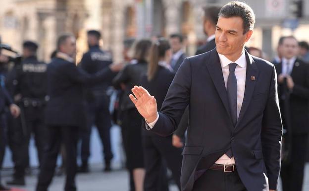 El presidente del Gobierno de España, Pedro Sánchez, saluda a su llegada a la cumbre de jefes de estado de la Unión Europea. 