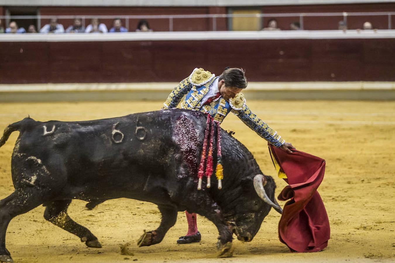 Se cumplió la máxima. Todos esperaban más de la corrida de toros de este viernes en La Ribera. El mano a mano entre El Juli y Diego Urdiales acabó con dos orejas que no contentaron a un personal deseoso, una vez más, de ver faena.