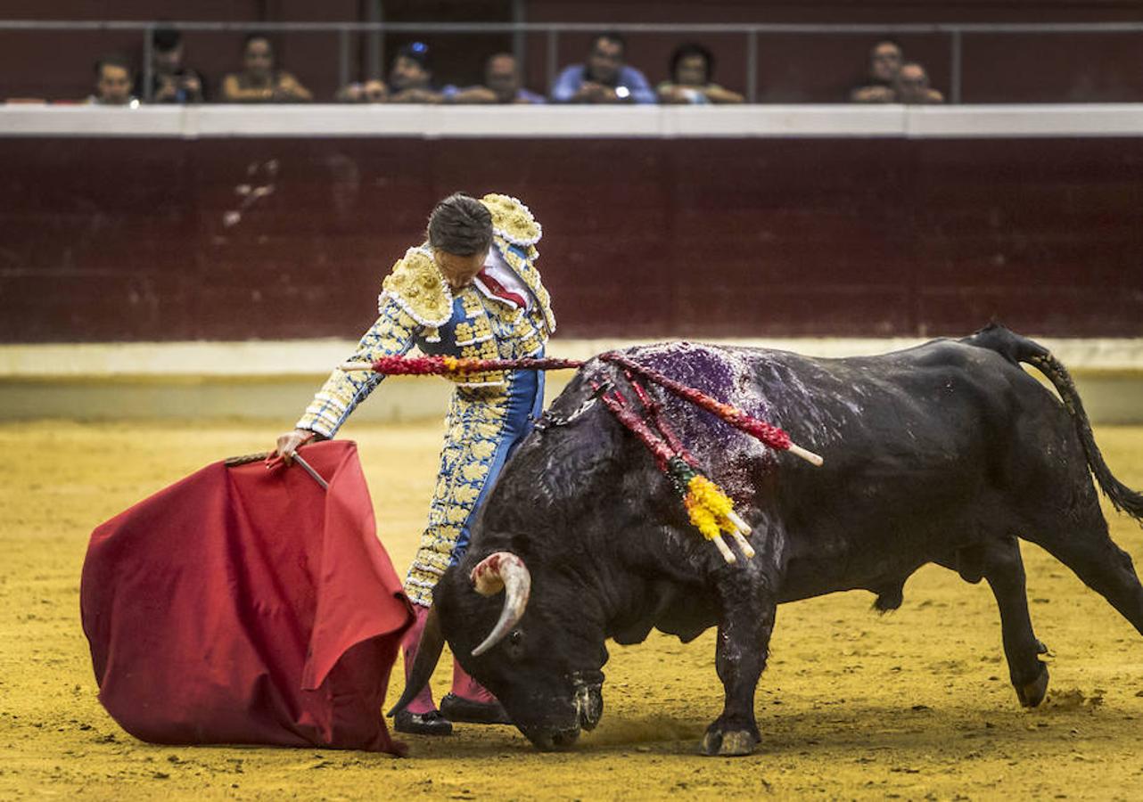 Se cumplió la máxima. Todos esperaban más de la corrida de toros de este viernes en La Ribera. El mano a mano entre El Juli y Diego Urdiales acabó con dos orejas que no contentaron a un personal deseoso, una vez más, de ver faena.