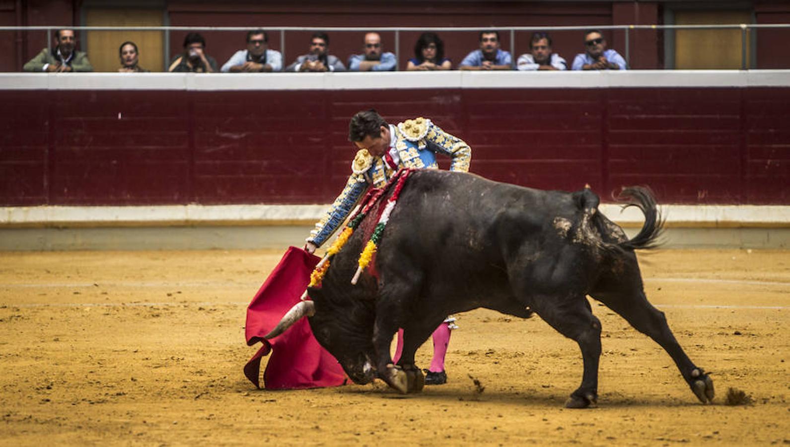 Se cumplió la máxima. Todos esperaban más de la corrida de toros de este viernes en La Ribera. El mano a mano entre El Juli y Diego Urdiales acabó con dos orejas que no contentaron a un personal deseoso, una vez más, de ver faena.