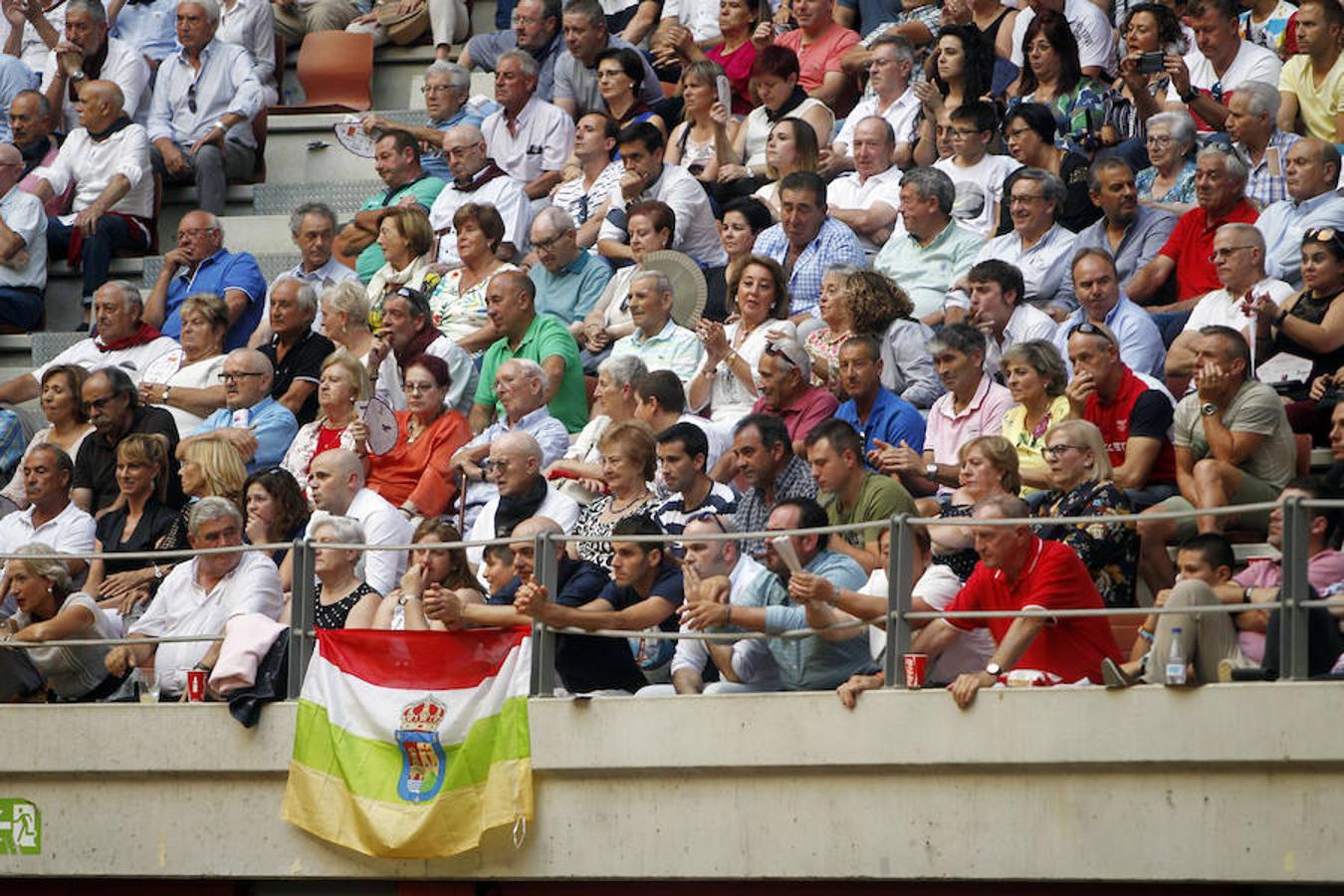 Se cumplió la máxima. Todos esperaban más de la corrida de toros de este viernes en La Ribera. El mano a mano entre El Juli y Diego Urdiales acabó con dos orejas que no contentaron a un personal deseoso, una vez más, de ver faena.