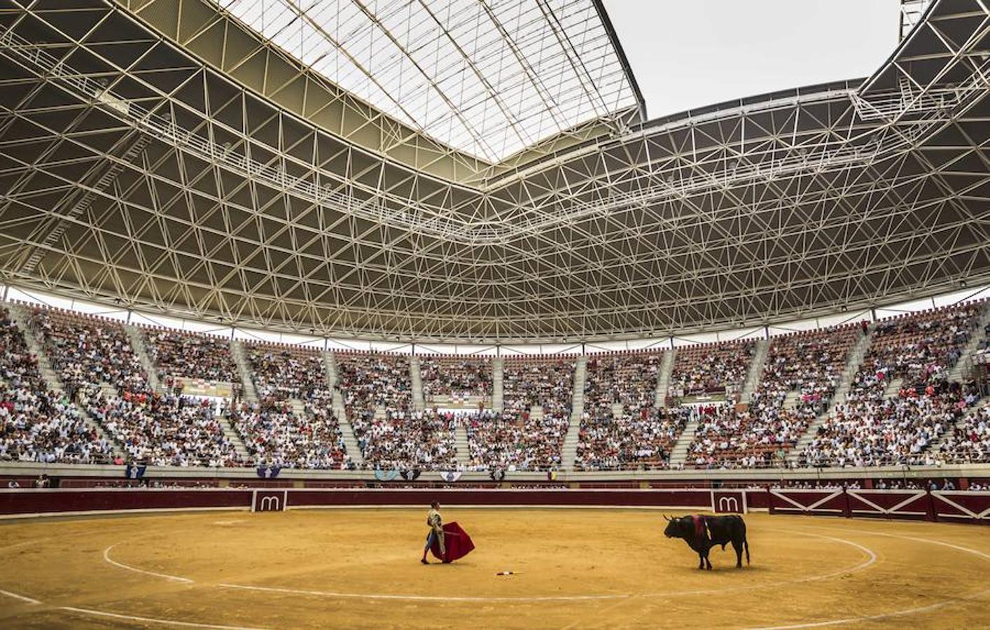 Se cumplió la máxima. Todos esperaban más de la corrida de toros de este viernes en La Ribera. El mano a mano entre El Juli y Diego Urdiales acabó con dos orejas que no contentaron a un personal deseoso, una vez más, de ver faena.