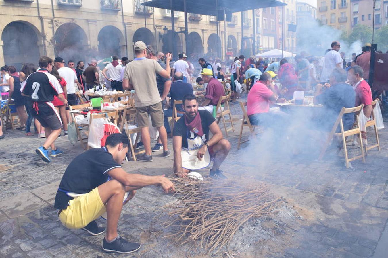 Festival de chuletillas asadas en la Plaza del Mercado con motivo de la Semana Gastronómica que se está celebrando a lo largo de las fiestas de San Mateo.