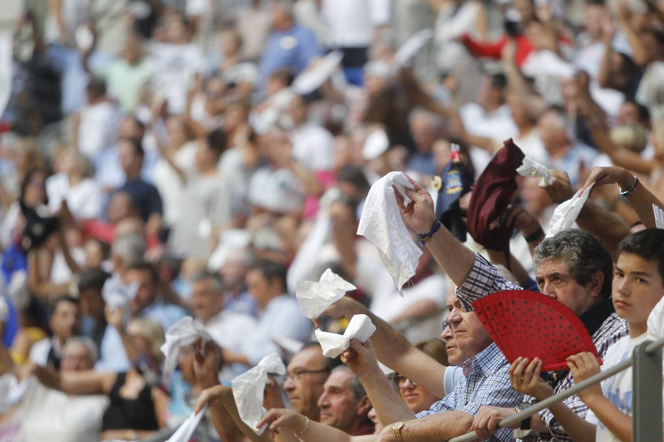 Una oreja por cada uno de los diestros pasearon hoy Enrique Ponce, José María Manzanares y Andrés Roca Rey en la tercera de la feria de San Mateo de Logroño, una corrida que fue irrefrenablemente a menos por culpa de la falta de casta y pocas fuerzas de los toros de Juan Pedro Domecq.