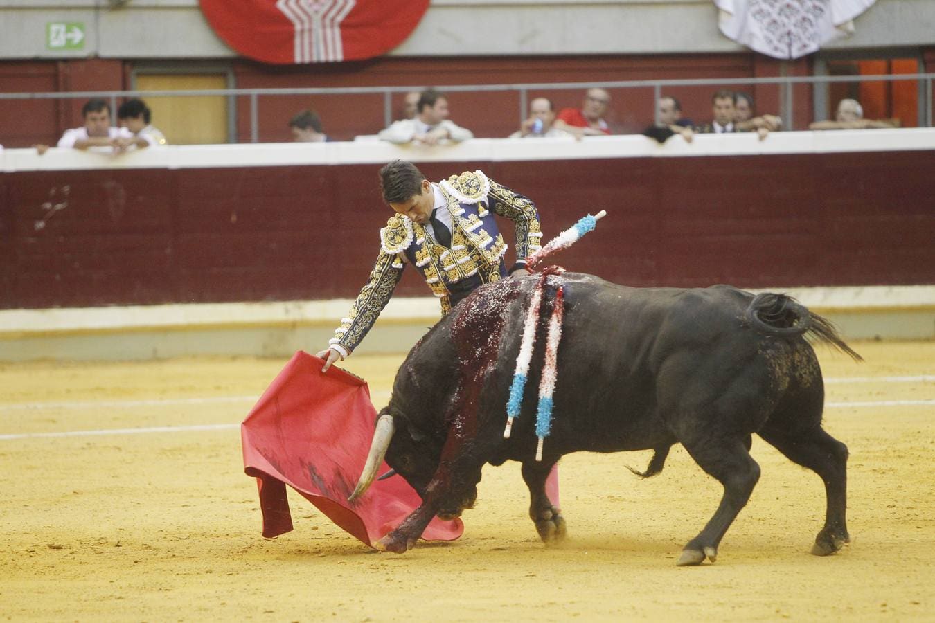 Una oreja por cada uno de los diestros pasearon hoy Enrique Ponce, José María Manzanares y Andrés Roca Rey en la tercera de la feria de San Mateo de Logroño, una corrida que fue irrefrenablemente a menos por culpa de la falta de casta y pocas fuerzas de los toros de Juan Pedro Domecq.