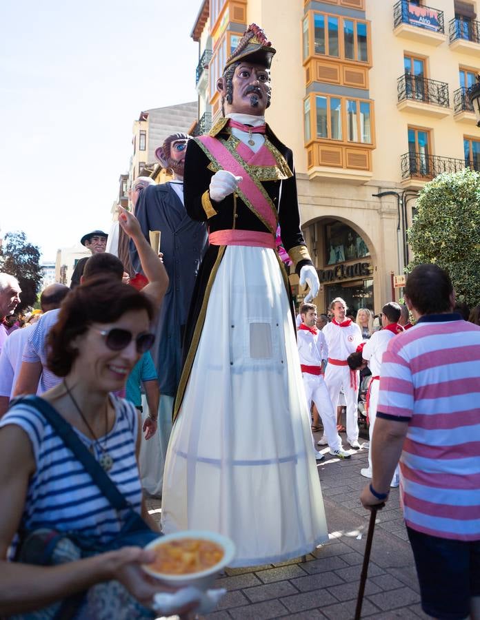 Fotos: A la sombra de los gigantes... y de los cabezudos