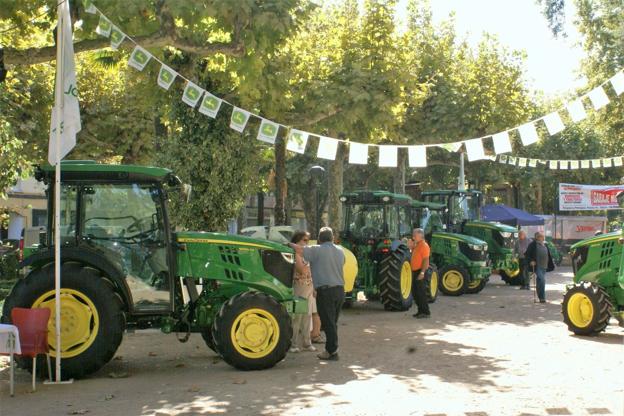 Exposición de tractores en el paseo de San Julián. ::