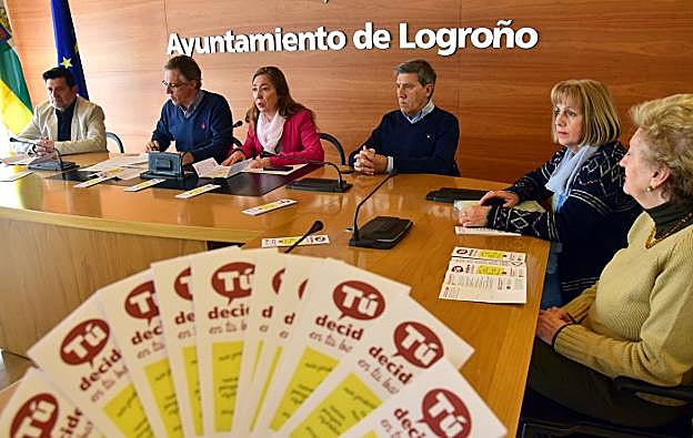 Presentación del Presupuesto Participativo 2019, con el concejal Ángel Sáinz Yangüela y representantes vecinales en el Ayuntamiento. :: 