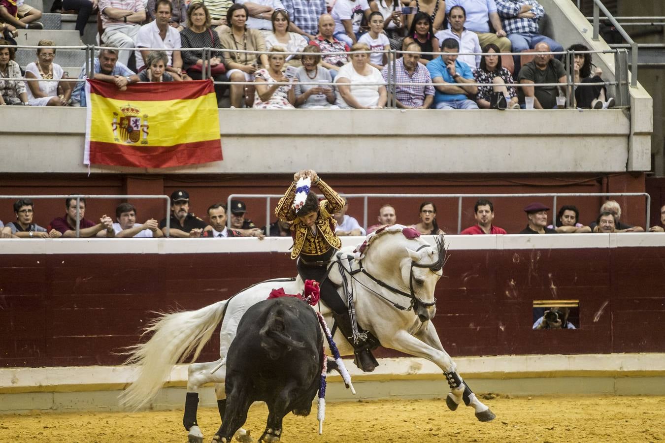 El rejoneador Pablo Hermoso de Mendoza y la francesa Lea Vicens salieron a hombros en el cierre ecuestre de la feria de San Mateo de Logroño, una tarde en la que el jinete navarro marcó la diferencia, con una actuación colosal, sobre todo en su primer enemigo