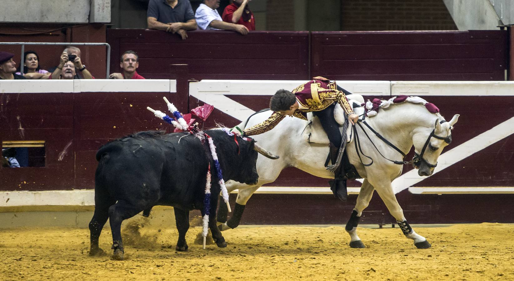 El rejoneador Pablo Hermoso de Mendoza y la francesa Lea Vicens salieron a hombros en el cierre ecuestre de la feria de San Mateo de Logroño, una tarde en la que el jinete navarro marcó la diferencia, con una actuación colosal, sobre todo en su primer enemigo