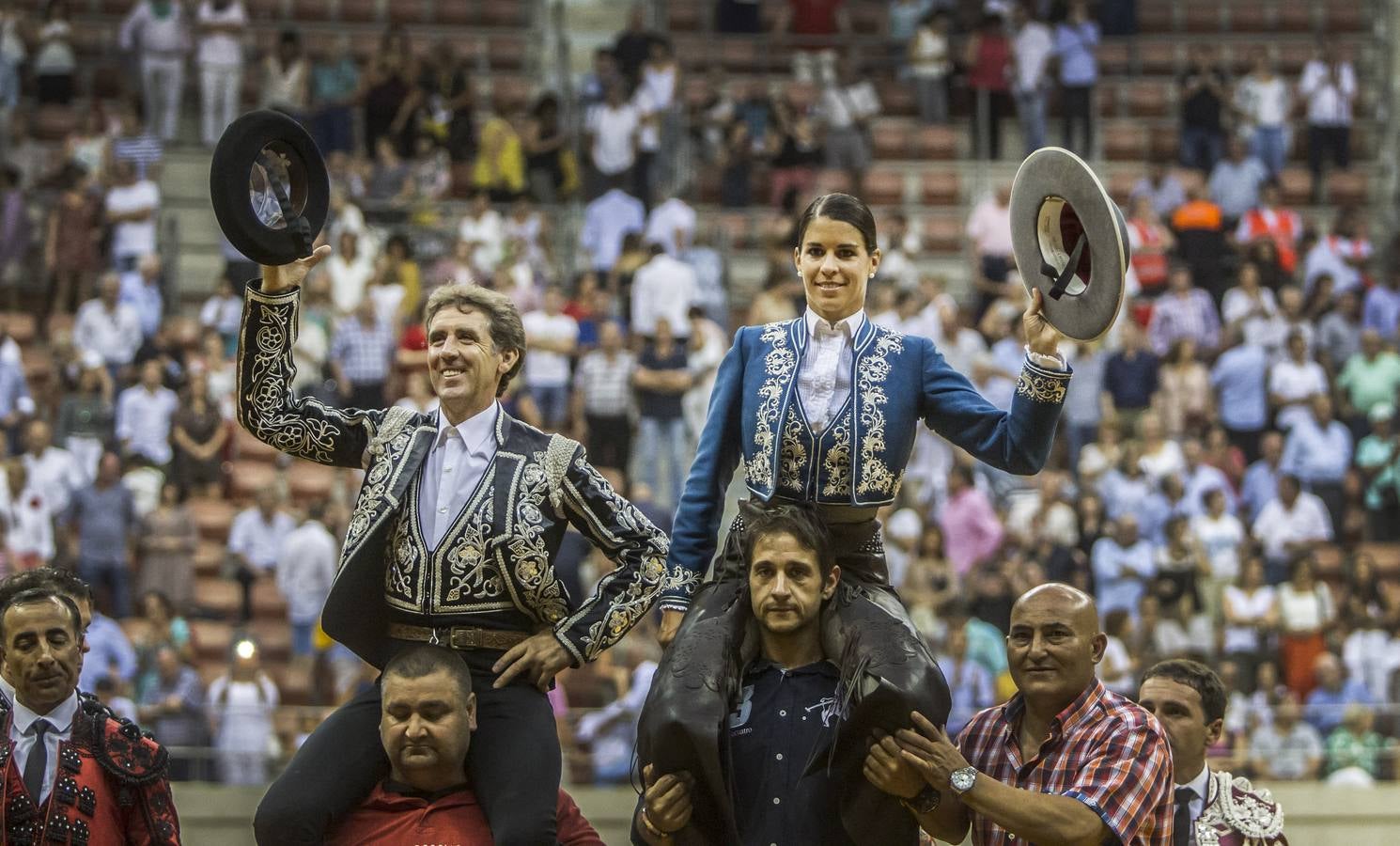 El rejoneador Pablo Hermoso de Mendoza y la francesa Lea Vicens salieron a hombros en el cierre ecuestre de la feria de San Mateo de Logroño, una tarde en la que el jinete navarro marcó la diferencia, con una actuación colosal, sobre todo en su primer enemigo