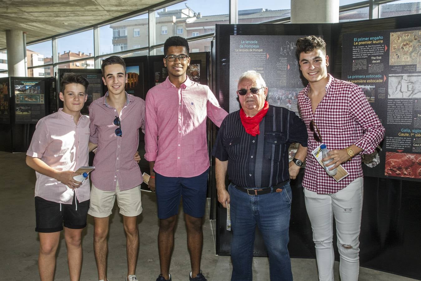 El rejoneador Pablo Hermoso de Mendoza y la francesa Lea Vicens salieron a hombros en el cierre ecuestre de la feria de San Mateo de Logroño, una tarde en la que el jinete navarro marcó la diferencia, con una actuación colosal, sobre todo en su primer enemigo